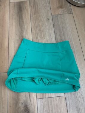 Alo Yoga Airbrush High-Waist Good Form Tennis Skirt in Spruce Green - worn once!